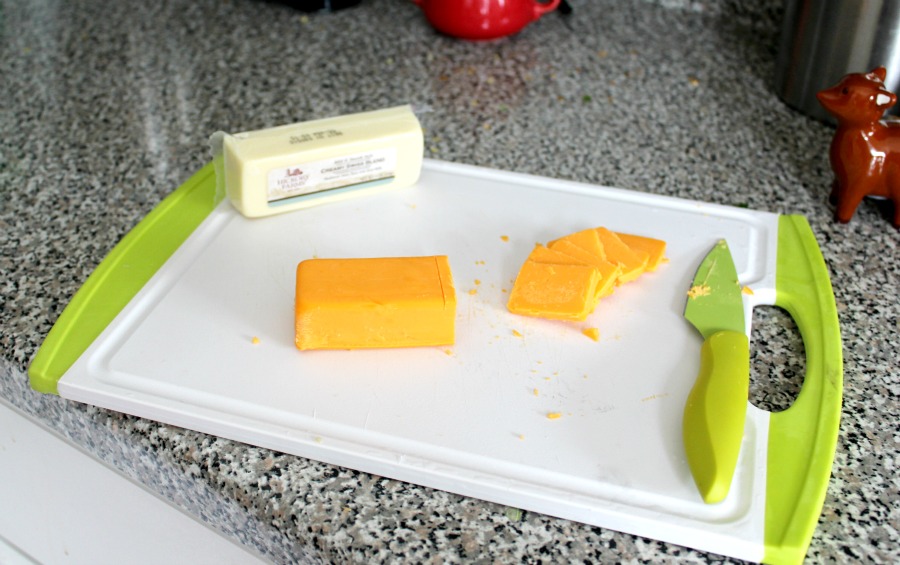 Use a clean cutting board to prevent cross contamination while cooking.