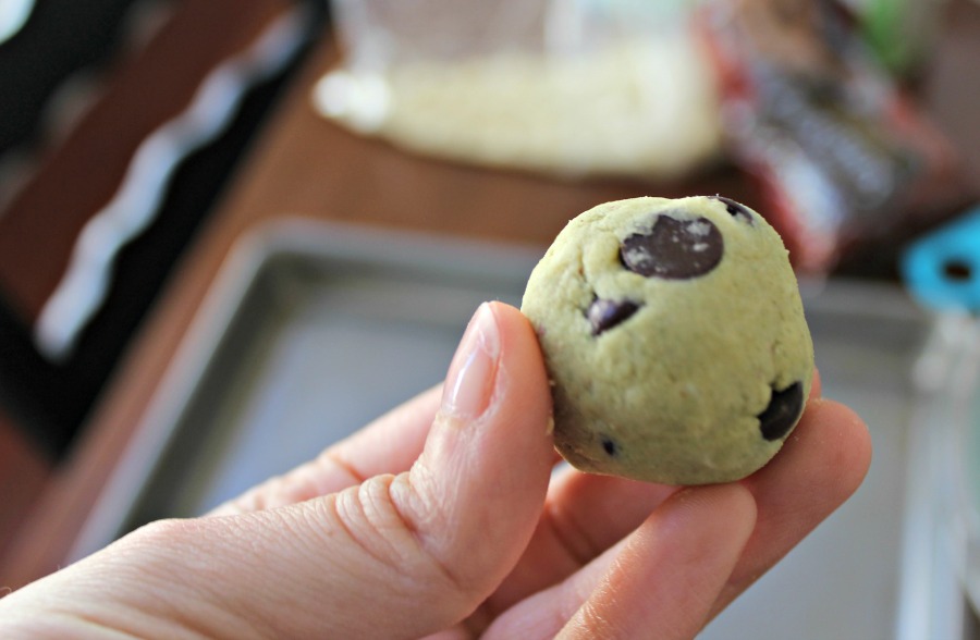 Roll cookie dough into 1" balls. 