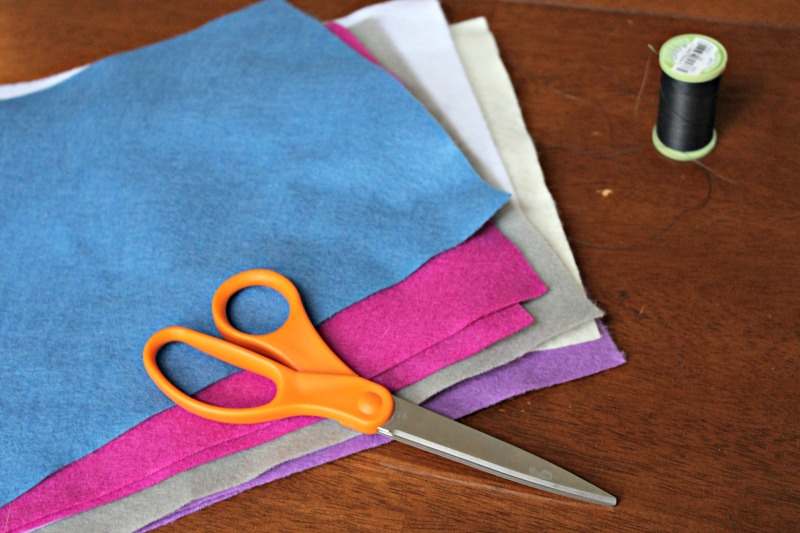 Felt Carnation Tutorial: Making felt flowers for a spring wreath is a fun and easy project.