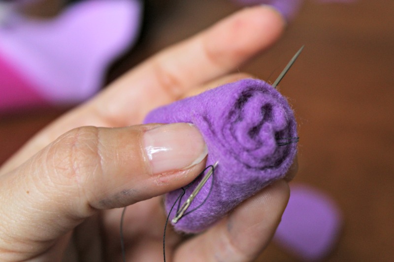 Felt Rose Tutorial: Making felt flowers for a spring wreath is a fun and easy project.