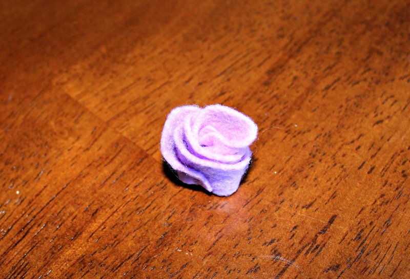 Felt roses are very easy to make and require just a small piece of felt, scissors and glue or thread.