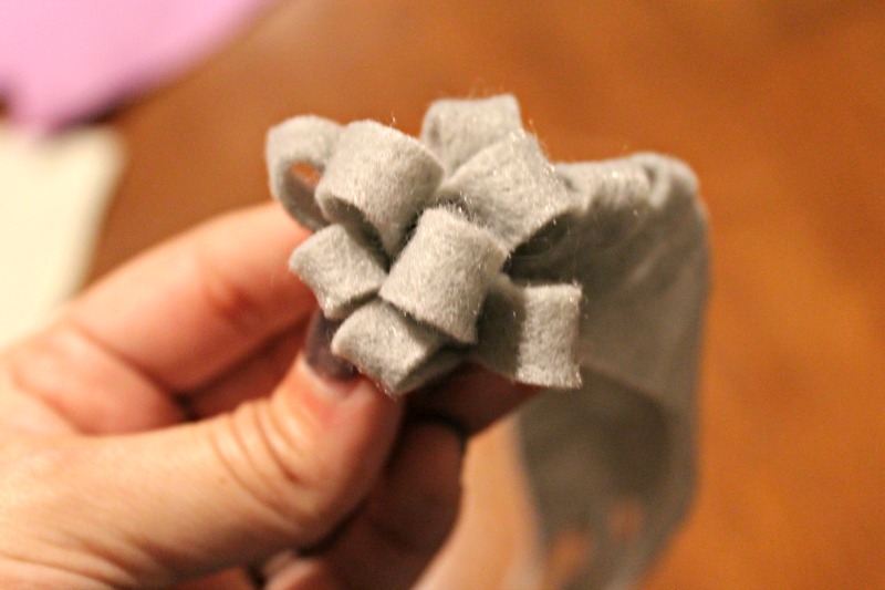 Felt mums are very easy to make and require just a small piece of felt, scissors and glue or thread.